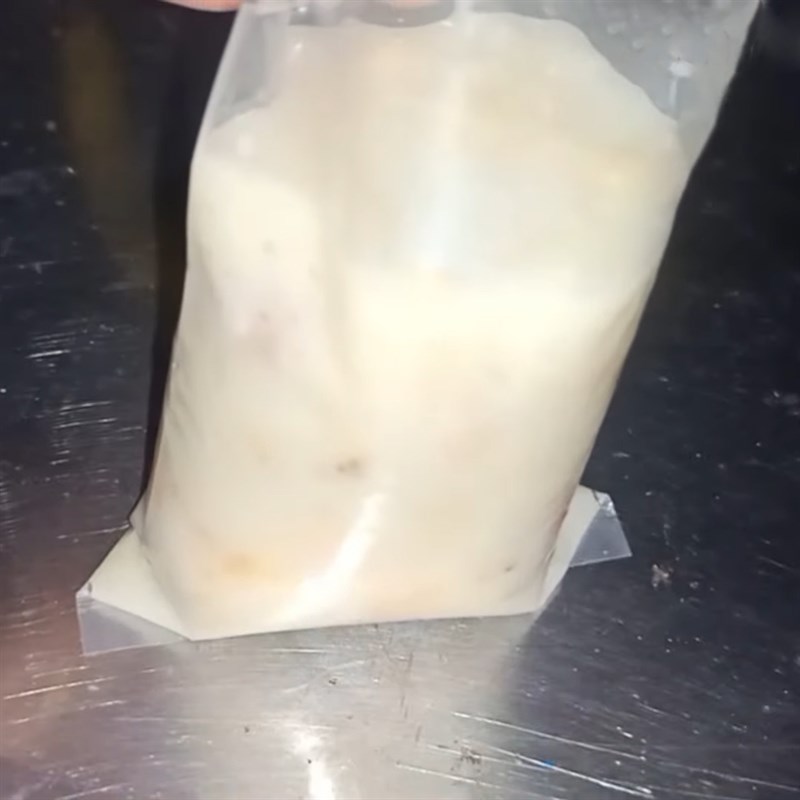 Bước 5 Đong vào bịch và làm đông Kem chuối bịch cốt dừa với sữa đặc