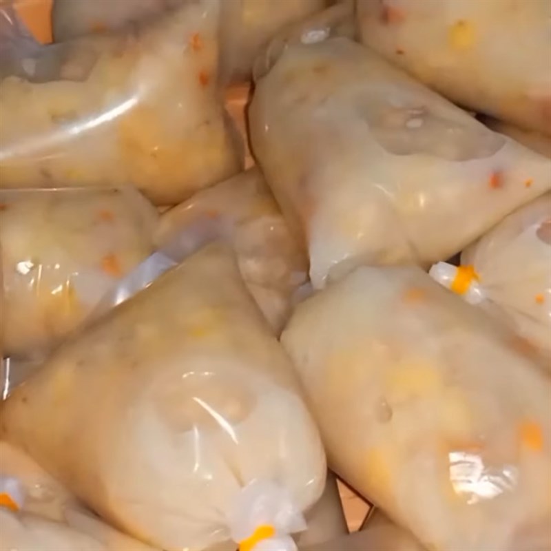 Bước 5 Đong vào bịch và làm đông Kem chuối bịch cốt dừa với sữa đặc