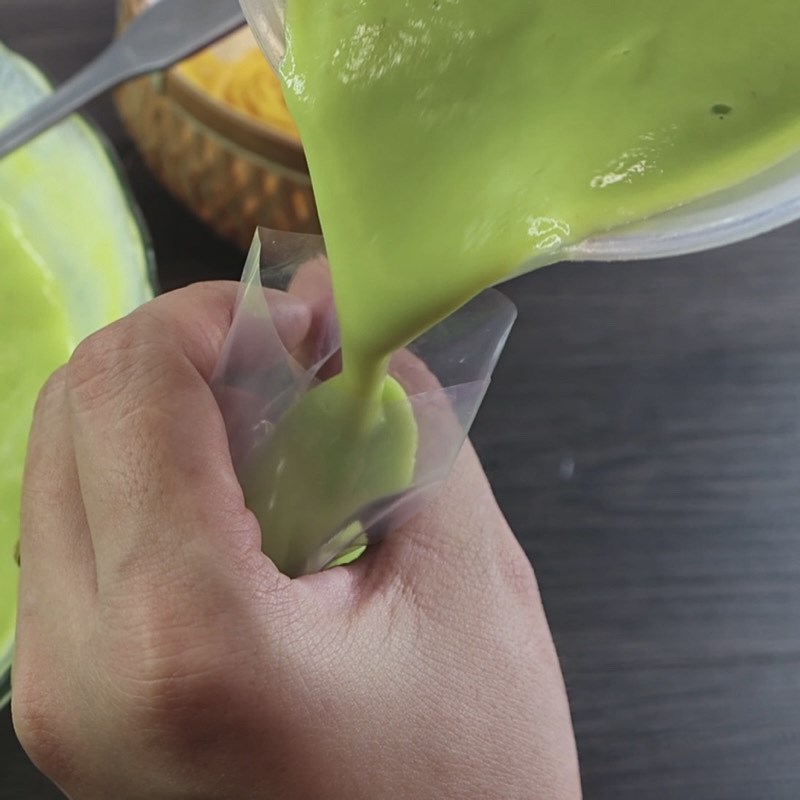 Bước 4 Đong vào túi và làm đông Kem bơ túi sữa chua
