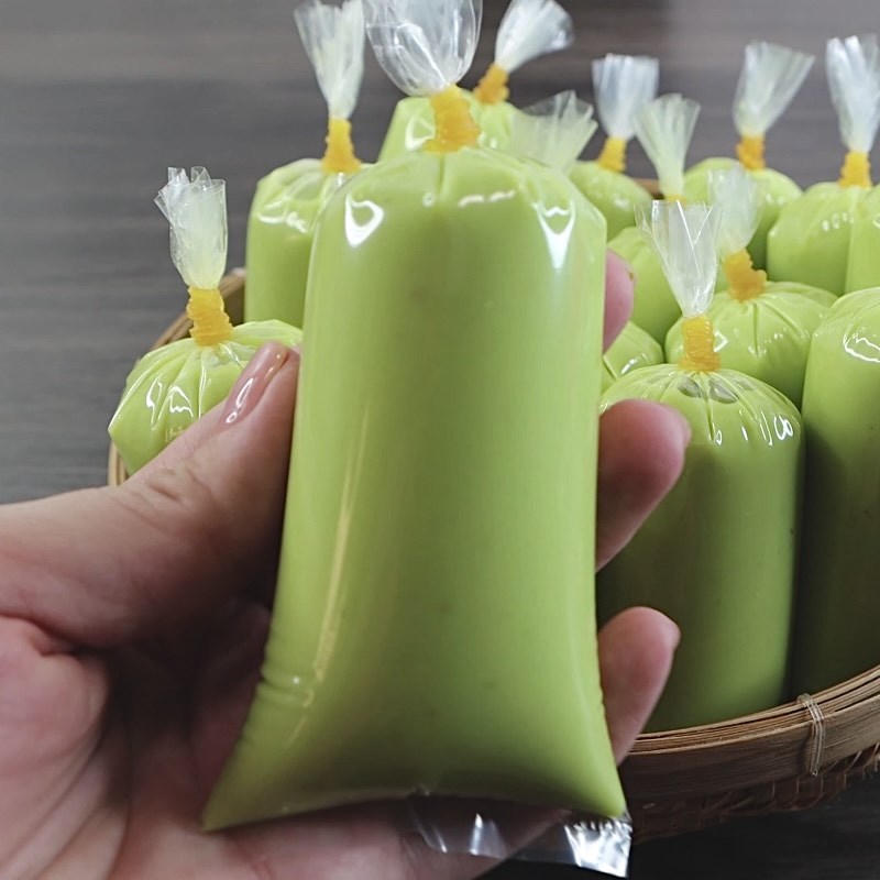 Bước 4 Đong vào túi và làm đông Kem bơ túi sữa chua