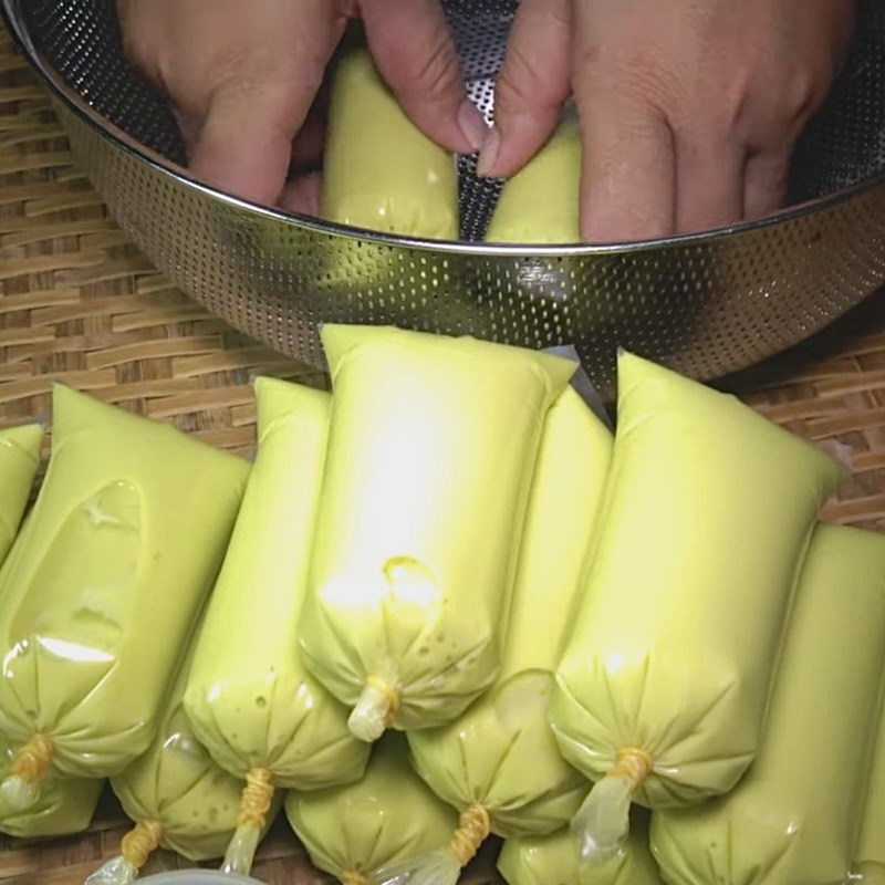 Bước 3 Đong vào túi và làm đông Kem bơ túi