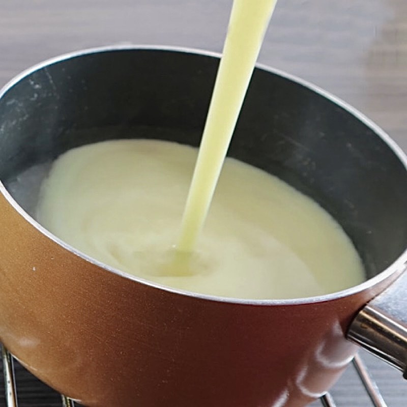 Bước 2 Đun sữa Kem bơ túi sữa chua