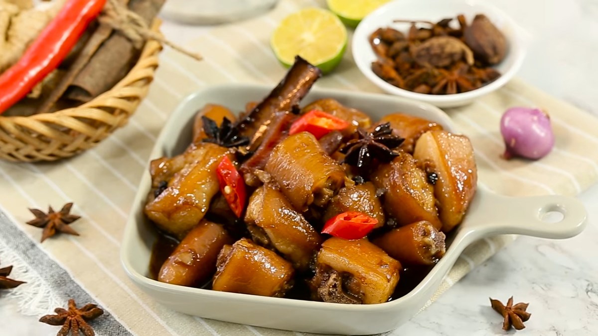 Đuôi heo hầm bia