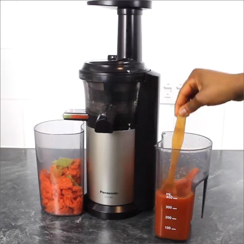 Bước 2 Ép cần tây và cà rốt Nước ép cần tây cà rốt