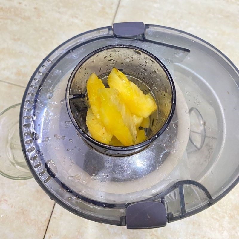Bước 2 Ép dứa bưởi Nước ép dứa bưởi
