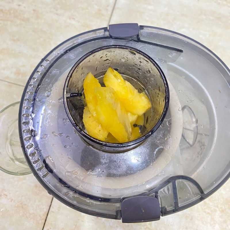Bước 2 Ép dứa chanh dây Nước ép dứa chanh dây