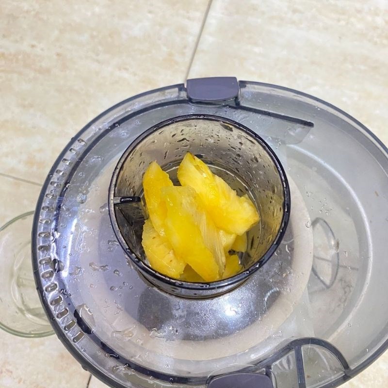 Bước 2 Ép dứa táo Nước ép dứa táo
