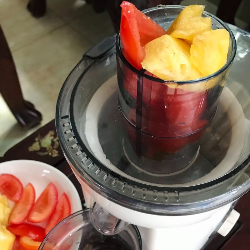 Bước 2 Ép dứa và cà chua Nước ép dứa cà chua