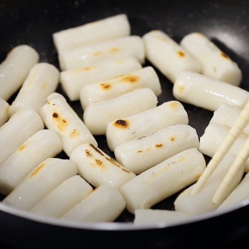 Bước 4 Cắt và chiên bánh gạo Gà nấu cay Hàn Quốc