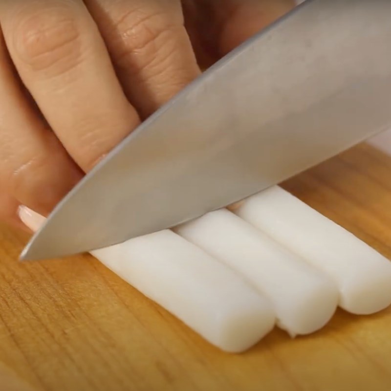 Bước 4 Cắt và chiên bánh gạo Gà nấu cay Hàn Quốc