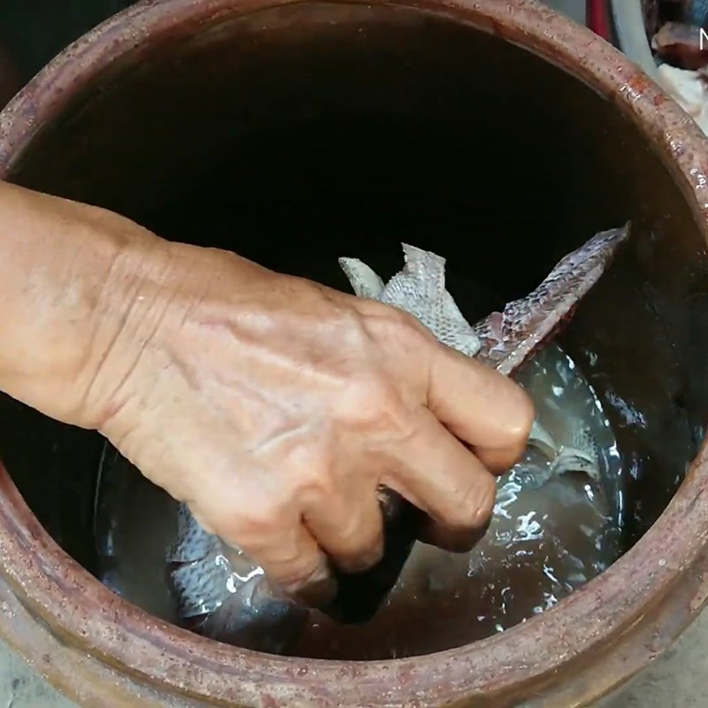 Bước 5 Gắp cá ra ngoài Mắm cá rô phi