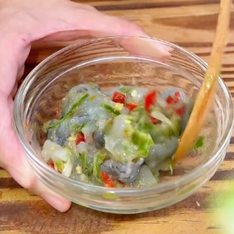 Bước 2 Giã đầu hành, trái ớt Bún nước lèo (Công thức được chia sẻ bởi Tiktok Cách Nấu Ngon cùng Cách Nấu Ngon)