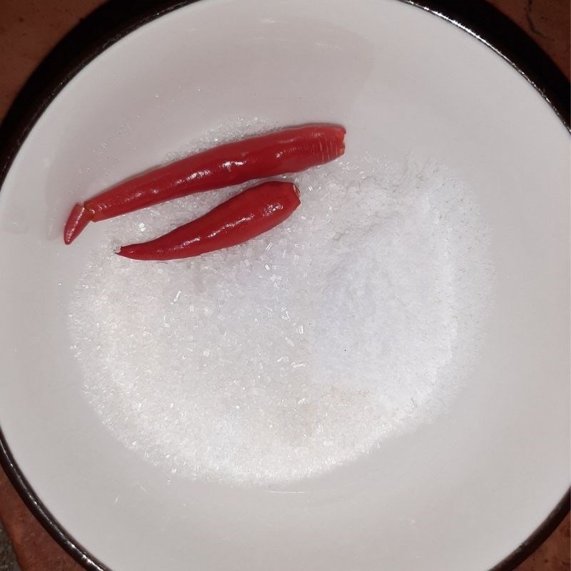 Bước 2 Giã muối ớt Cóc lắc