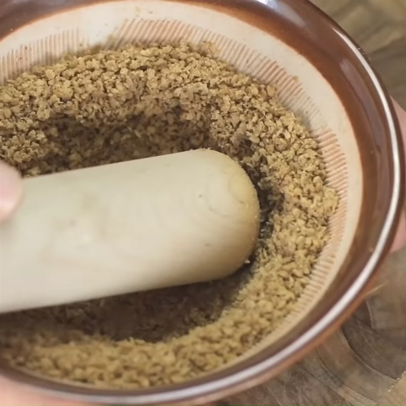 Bước 1 Giã nhuyễn mè rang Gỏi cuốn thịt gà đơn giản