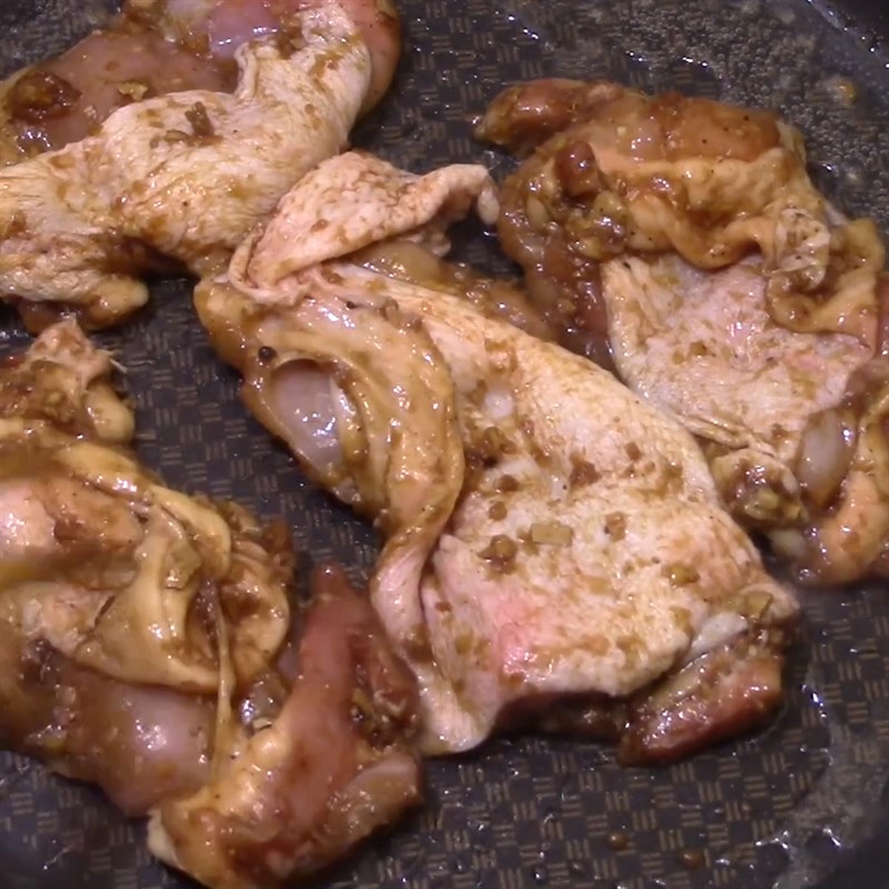Bước 6 Áp chảo gà Gỏi cuốn thịt gà nướng sả