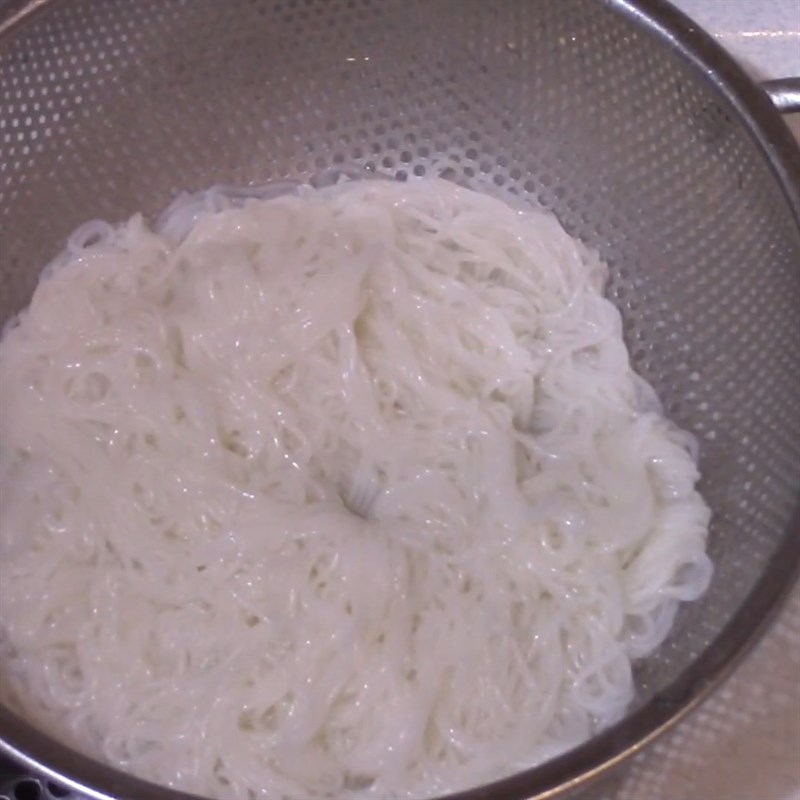 Bước 4 Trụng bún Gỏi cuốn thịt gà nướng sả