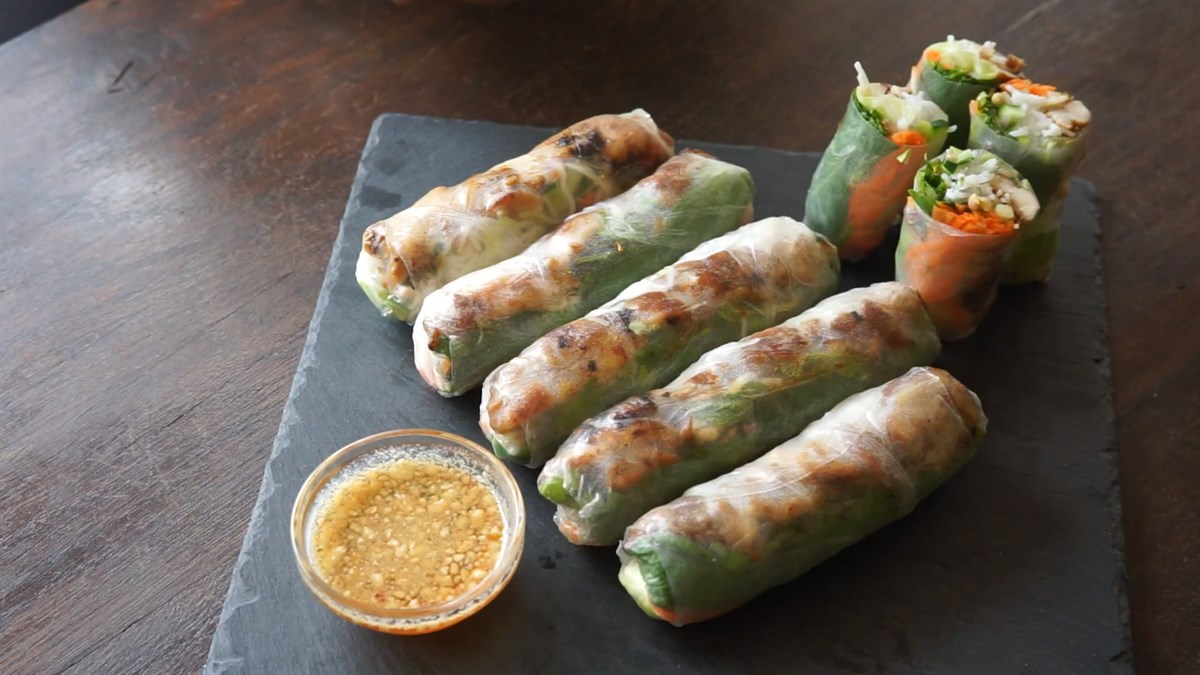 Gỏi cuốn thịt gà nướng sả