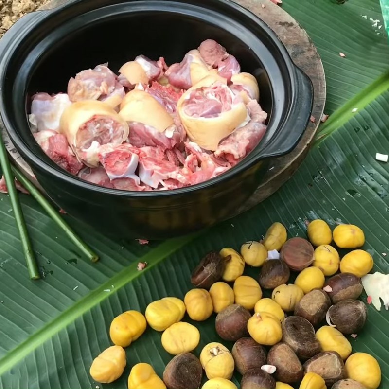 Bước 3 Hầm chân giò Chân giò hầm hạt dẻ