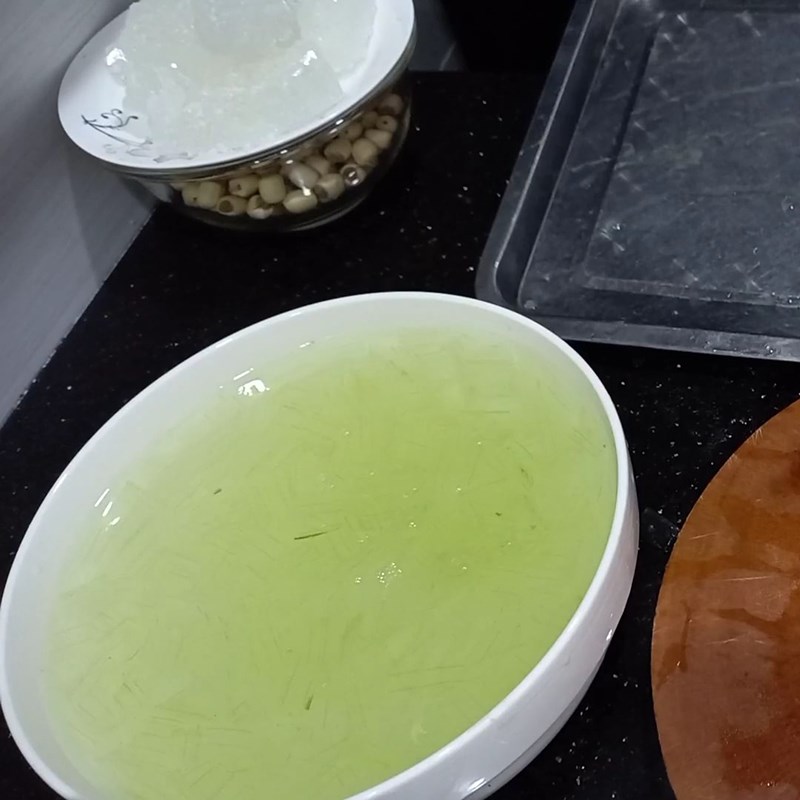 Bước 2 Sơ chế nha đam Chè hạt sen nha đam đậu xanh