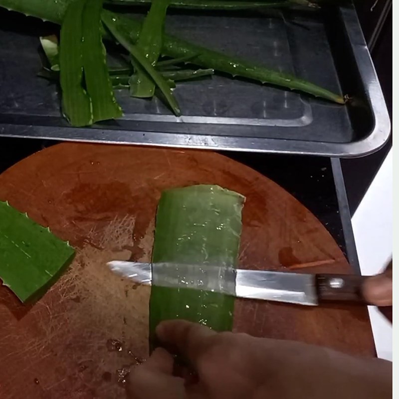Bước 2 Sơ chế nha đam Chè hạt sen nha đam đậu xanh