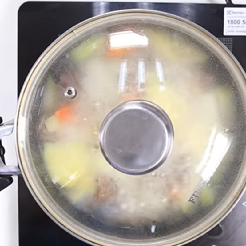 Bước 3 Hầm nguyên liệu Gân bò hầm khoai tây cà rốt