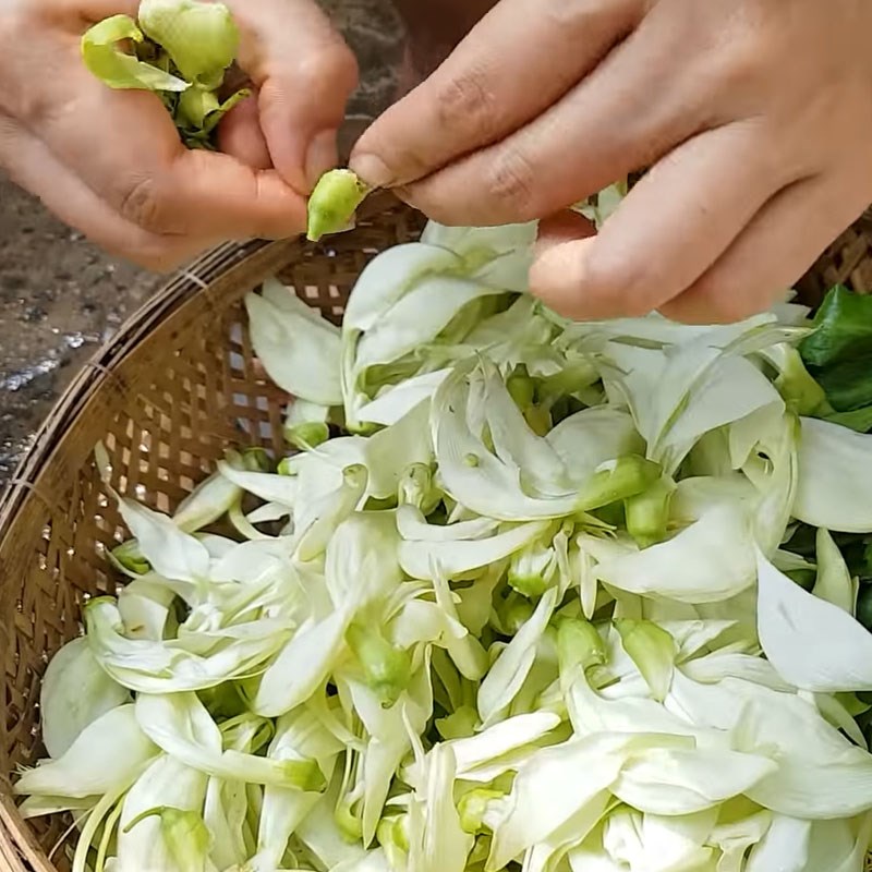 Bước 2 Sơ chế các nguyên liệu khác Cá chạch nấu canh chua bông so đũa