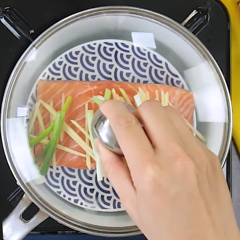 Bước 2 Hấp cá hồi Ruốc cá hồi rong biển