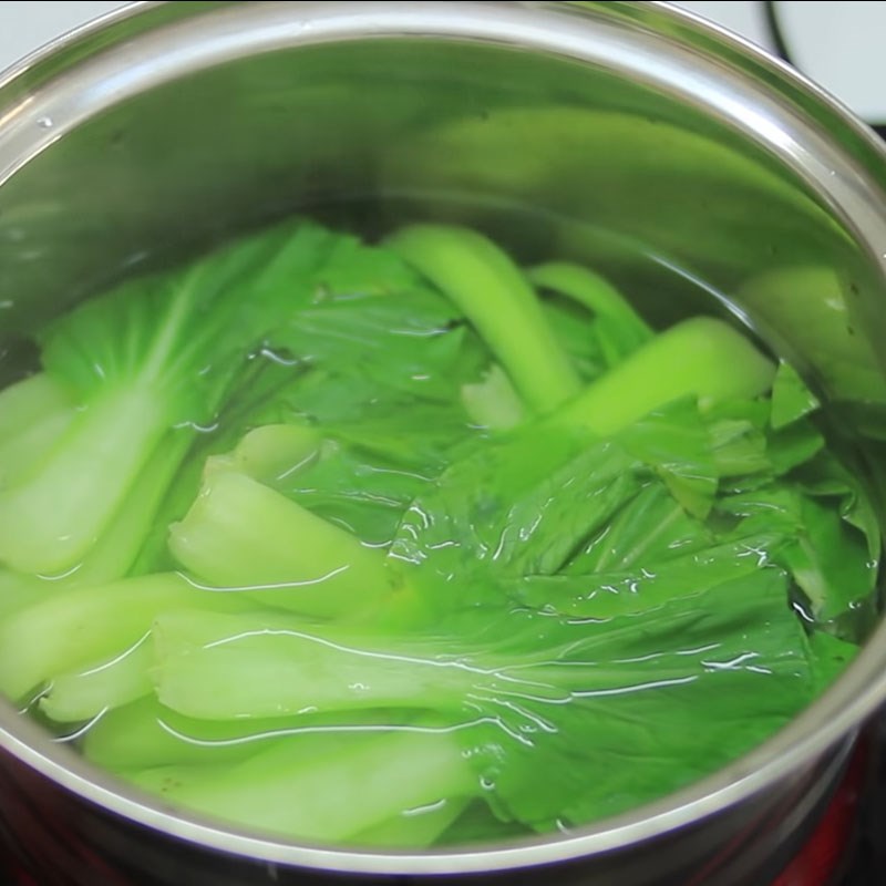Bước 2 Hấp gà và trụng cải Gà hấp cải thìa