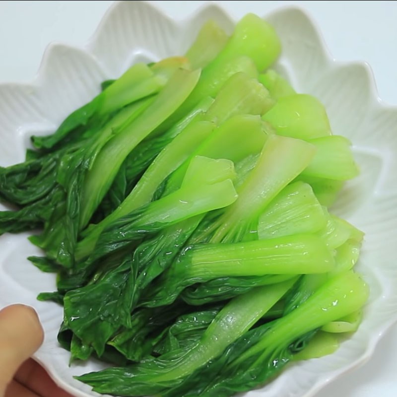 Bước 2 Hấp gà và trụng cải Gà hấp cải thìa