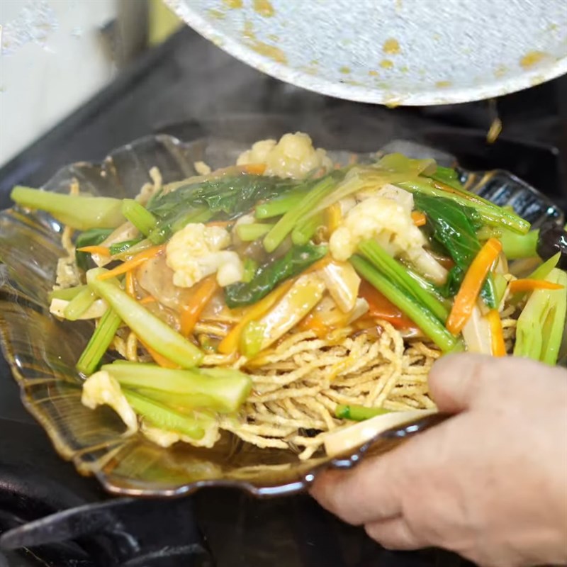 Bước 6 Hoàn thành Mì xào giòn chay rau cải
