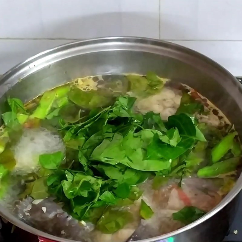 Bước 4 Nấu canh Canh chua lá giang