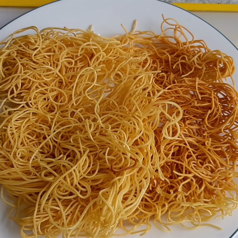 Bước 5 Hoàn thành Mì xào giòn chay bắp non