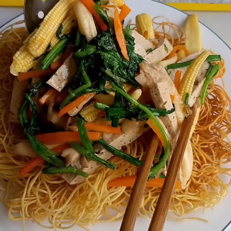 Bước 5 Hoàn thành Mì xào giòn chay bắp non