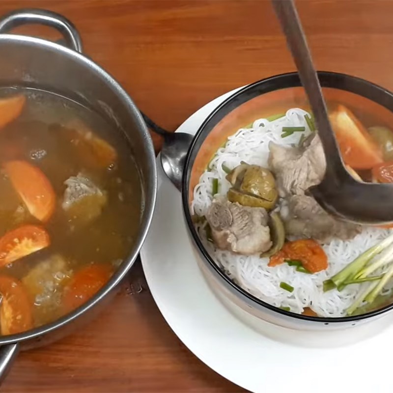 Bước 4 Hoàn thành Bún sườn nấu sấu