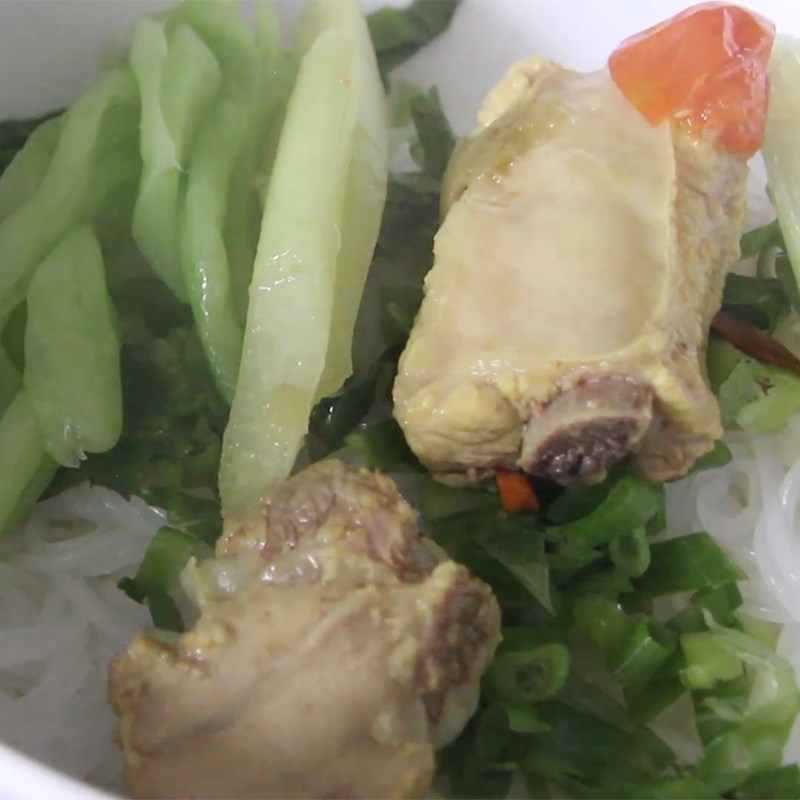 Bước 4 Hoàn thành Bún sườn nấu sấu dọc mùng