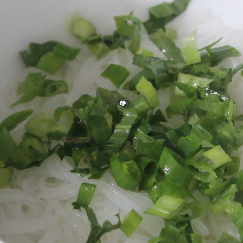 Bước 4 Hoàn thành Bún sườn nấu sấu dọc mùng