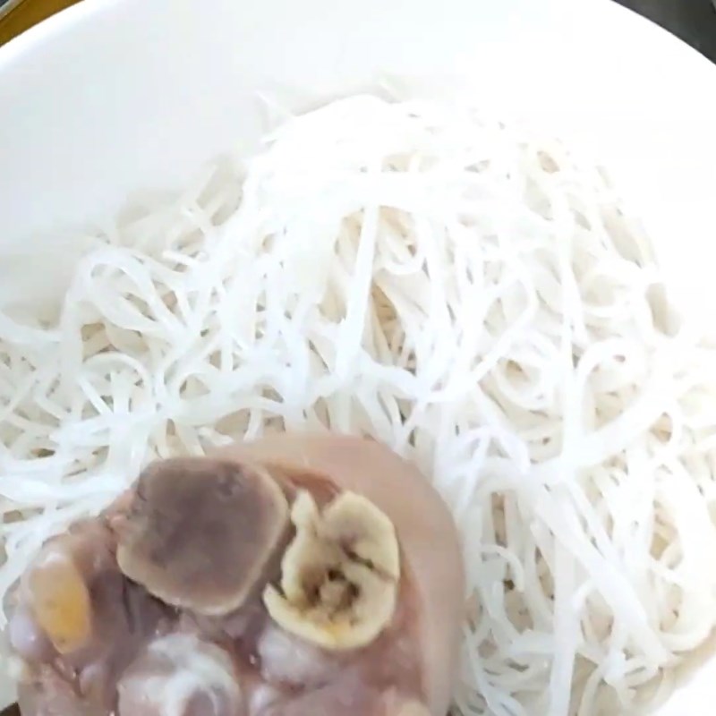 Bước 5 Hoàn thành Hủ tiếu giò heo