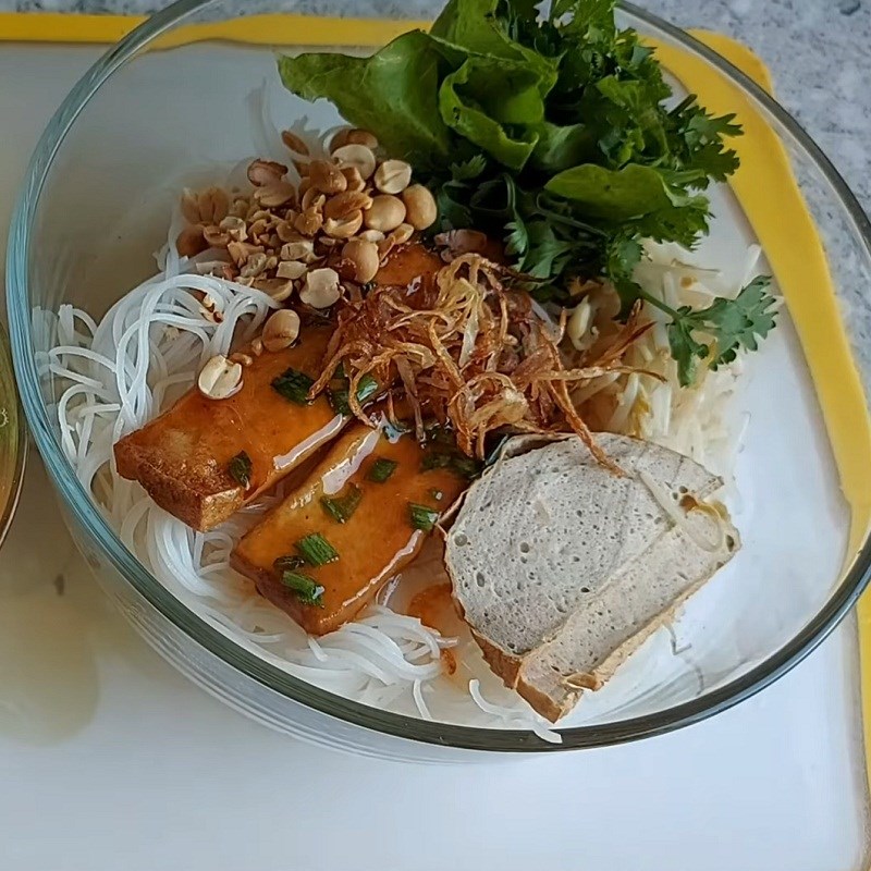 Bước 6 Hoàn thành Hủ tiếu khô chay với chả