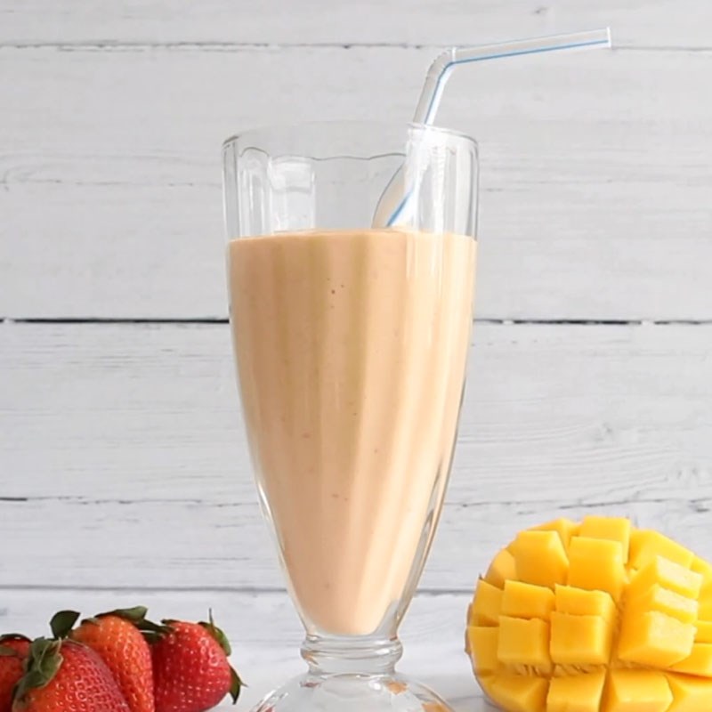 Bước 3 Hoàn thành Sinh tố xoài dâu tây