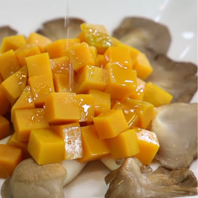 Bước 4 Hoàn thành Salad bí đỏ nấm bào ngư