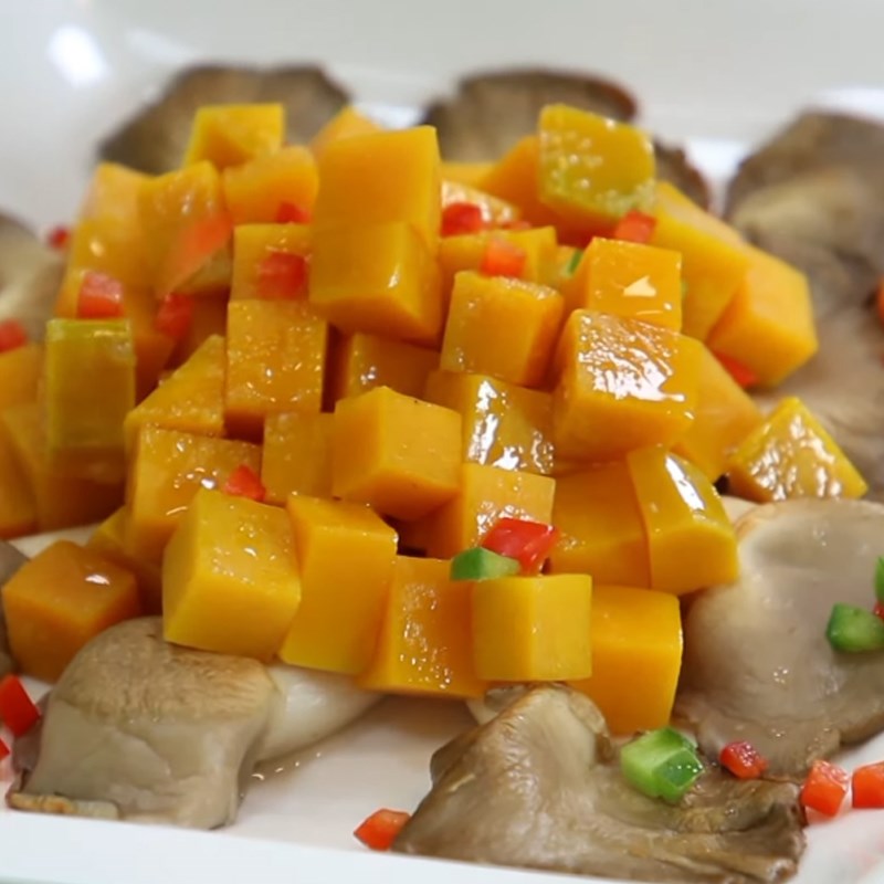 Bước 4 Hoàn thành Salad bí đỏ nấm bào ngư