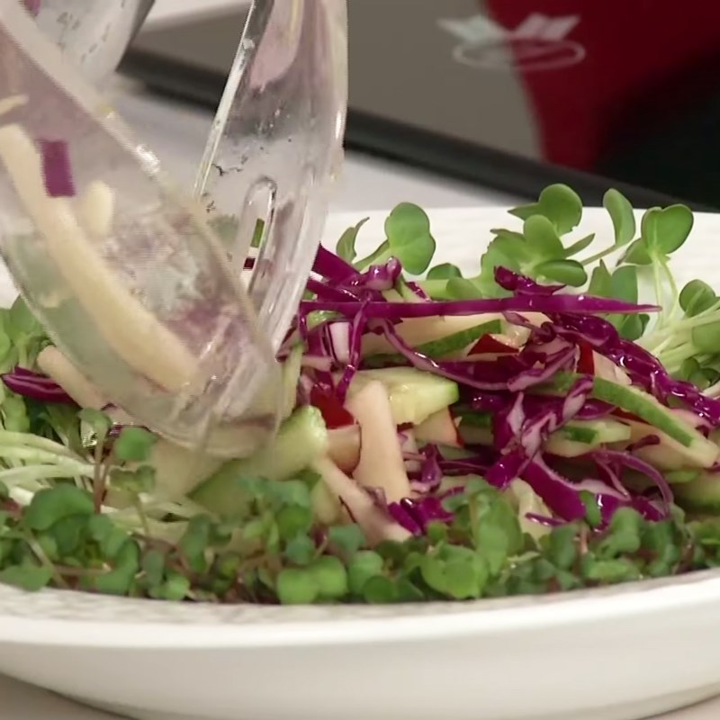 Bước 5 Hoàn thành Salad táo với tôm
