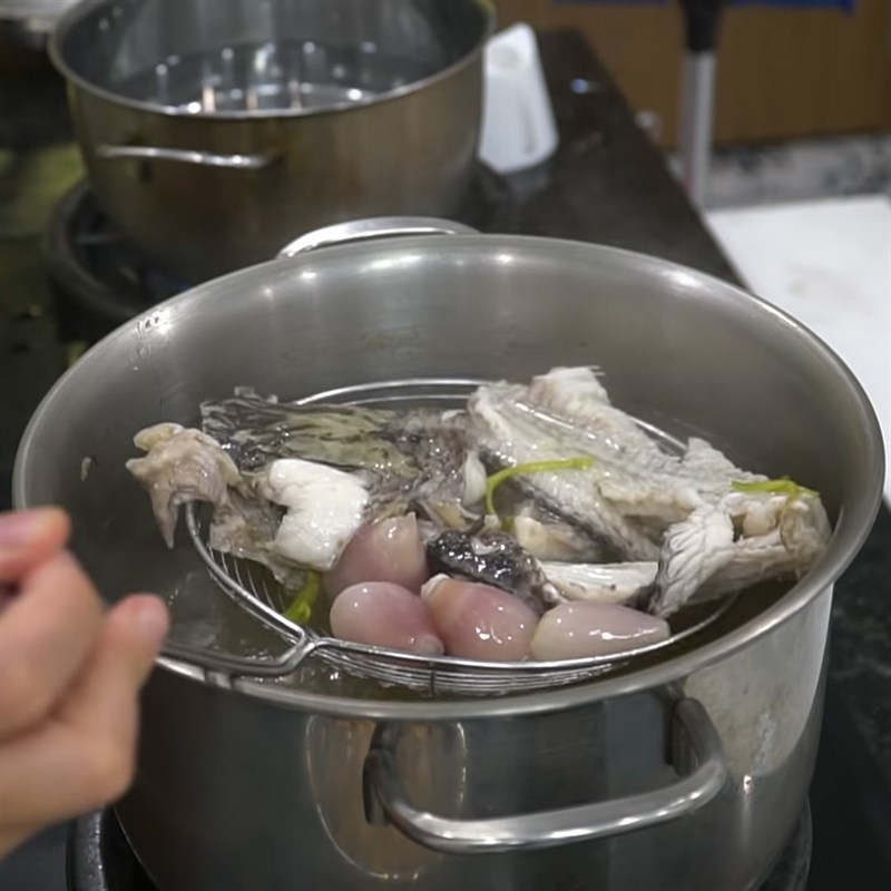 Bước 5 Hoàn thành nước lèo Bánh canh cá lóc