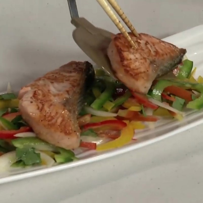 Bước 5 Hoàn thành salad Salad cá hồi húng quế