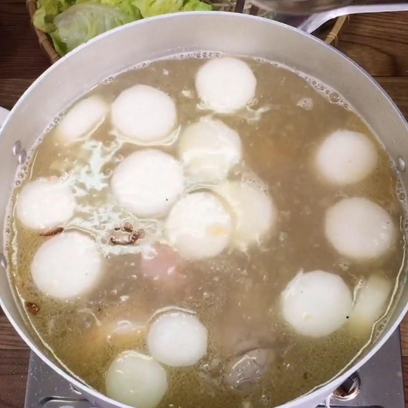 Bước 4 Nấu nước dùng Hủ tiếu giò heo trứng cút