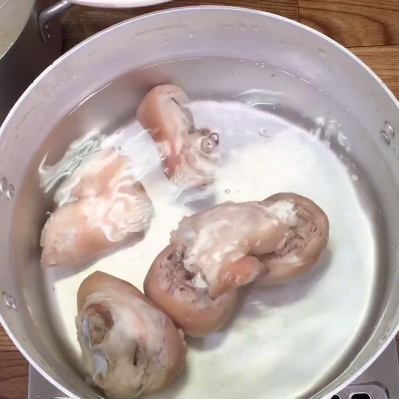 Bước 4 Nấu nước dùng Hủ tiếu giò heo trứng cút