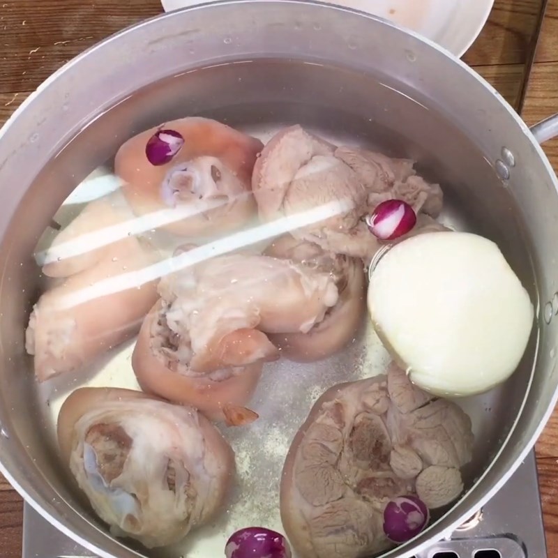 Bước 4 Nấu nước dùng Hủ tiếu giò heo trứng cút