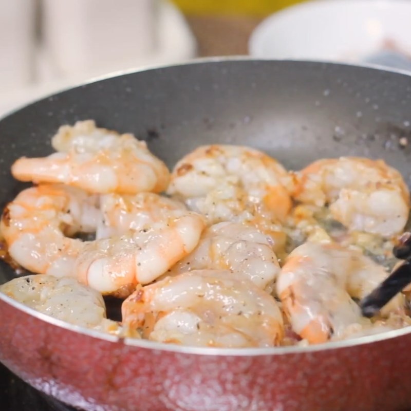 Bước 2 Ướp và xào tôm Hủ tiếu giò heo trứng cút