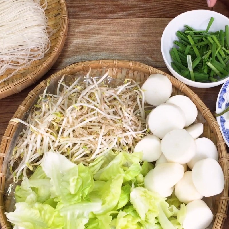 Bước 1 Sơ chế nguyên liệu Hủ tiếu giò heo trứng cút