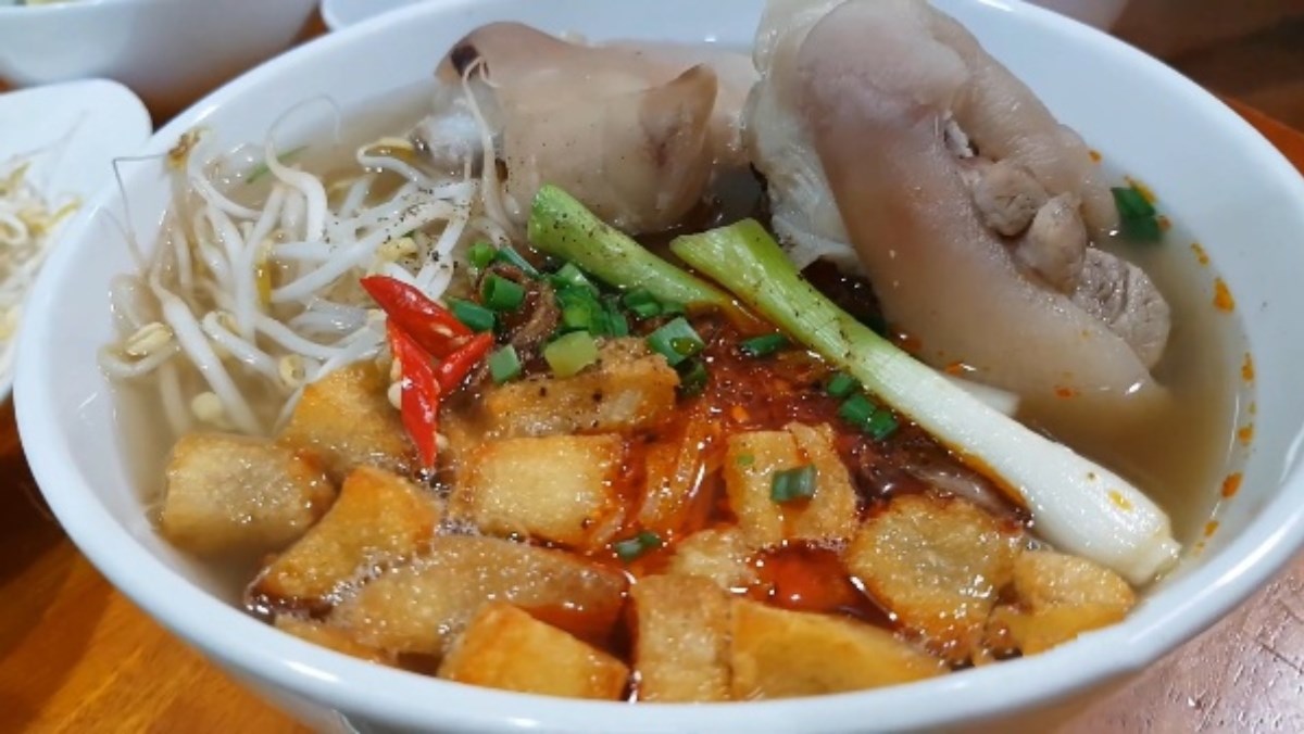 Hủ tiếu giò heo tóp mỡ sa tế